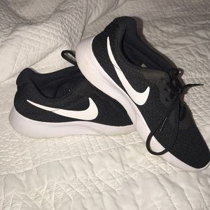 Women’s Nike Tennis Shoes ✔️